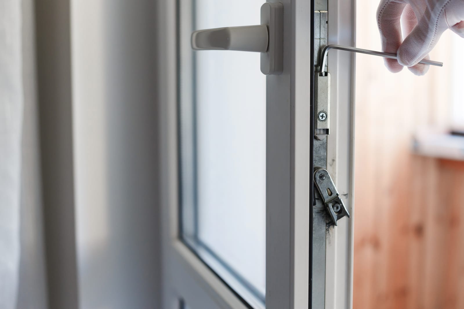 Should You DIY That Emergency Window Repair?